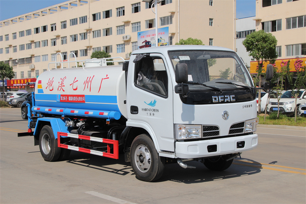 5方灑水車(chē) 國(guó)三東風(fēng)福瑞卡出口不上戶(hù)型灑水車(chē)廠(chǎng)家報(bào)價(jià)