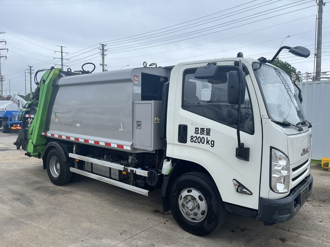 二手國六中聯6方壓縮垃圾車 2??年份：2021年5月 3??發(fā)動機：江鈴152馬力，國六 4??底盤配置：江鈴凱運底盤，3360軸距，750鋼絲胎，五檔變速箱